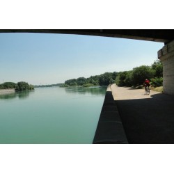 Le Rhône entre dans Lyon en passant sous le pont Poincaré.