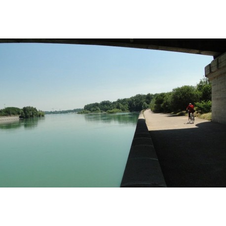 Le Rhône entre dans Lyon en passant sous le pont Poincaré.