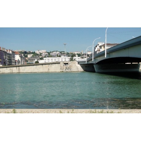 Les berges du Rhône du pont Gallieni au viaduc SNCF