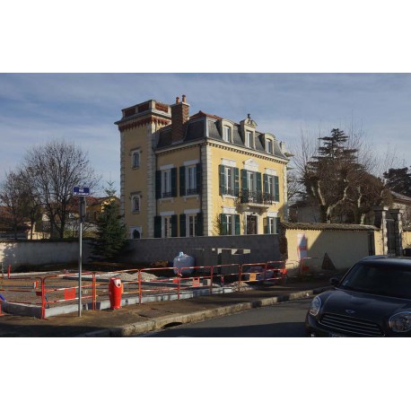 La belle maison en 2017 dégagée par un chantier à l'angle de la rue Buisson